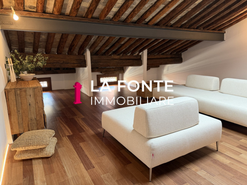 Nel prestigioso contesto del centro storico di Padova, a due passi dal Duomo e dalle principali a...