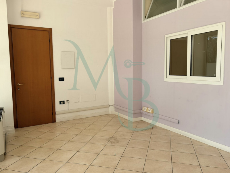 RUBANO (PD): Immobiliare MB propone in vendita esclusiva un negozio di circa 40 mq, soluzione ide...