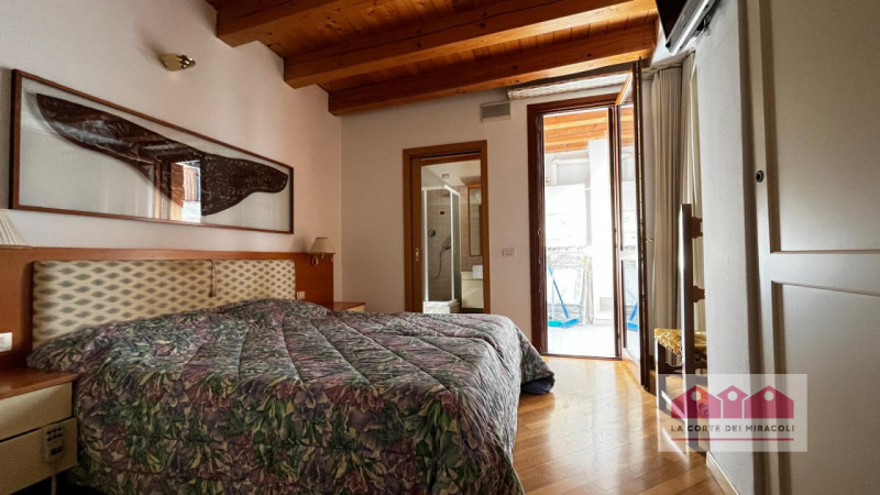 CORSO FOGAZZARO: BICAMERE ARREDATO COMPOSTO DA SOGGIORNO CON ANGOLO COTTURA, UNA CAMERA MATRIMONI...