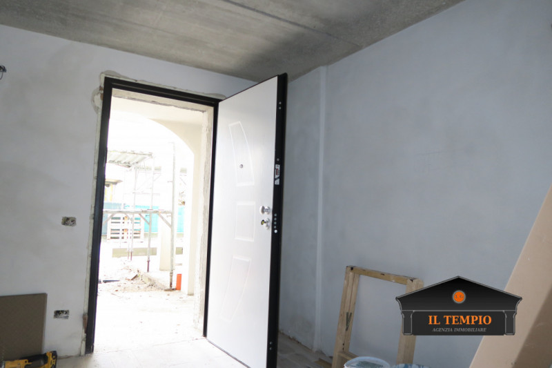 Vendesi villetta di testa con ampio giardino e garage in classe A facente parte di un complesso d...