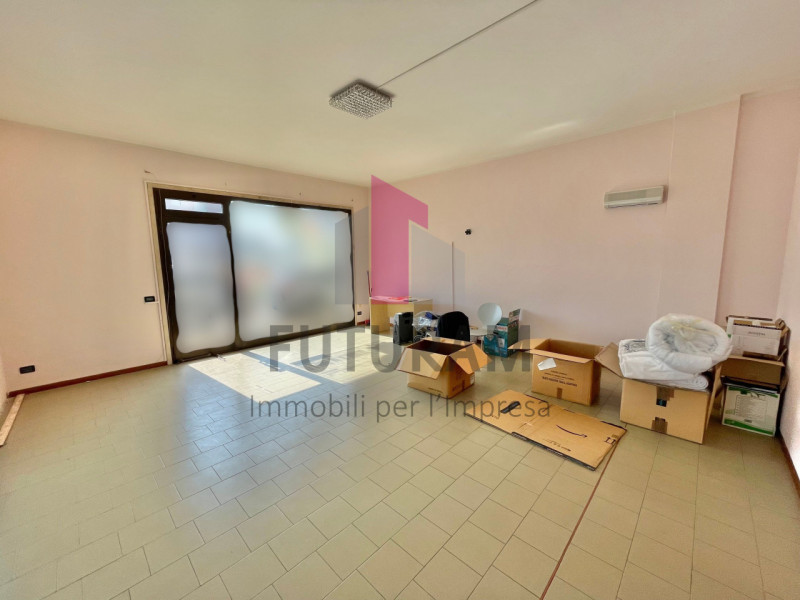 TORRI DI QUARTESOLO - 27FIL - PER INFO 0444/310220

Si propone in VENDITA  negozio di 125 mq situ...
