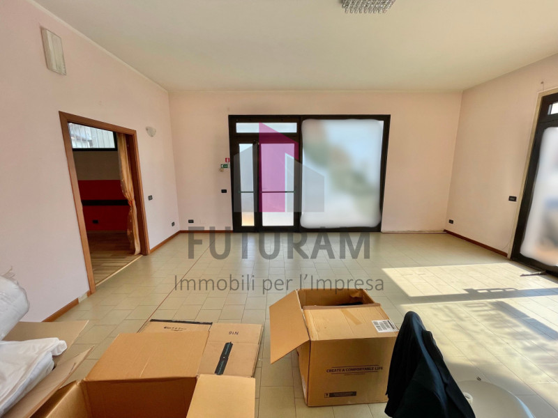 TORRI DI QUARTESOLO - 27FIL - PER INFO 0444/310220

Si propone in VENDITA  negozio di 125 mq situ...