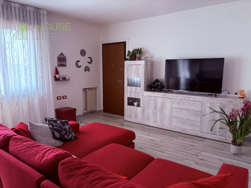 TORREBELVICINO: in zona comoda a tutti i servizi TRICAMERE al piano secondo e ultimo, inserito in...