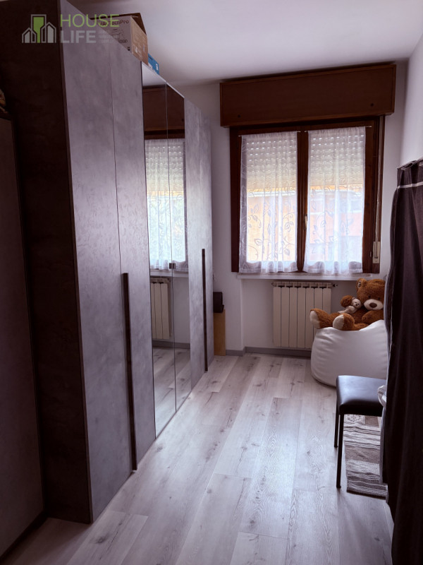 TORREBELVICINO: in zona comoda a tutti i servizi TRICAMERE al piano secondo e ultimo, inserito in...