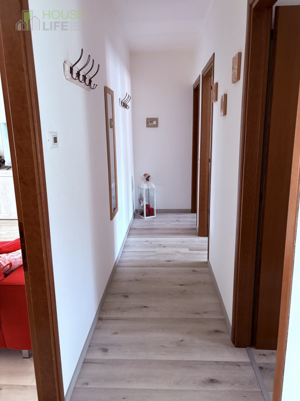 TORREBELVICINO: in zona comoda a tutti i servizi TRICAMERE al piano secondo e ultimo, inserito in...