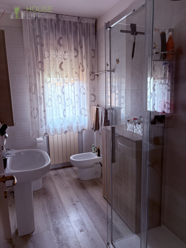 TORREBELVICINO: in zona comoda a tutti i servizi TRICAMERE al piano secondo e ultimo, inserito in...