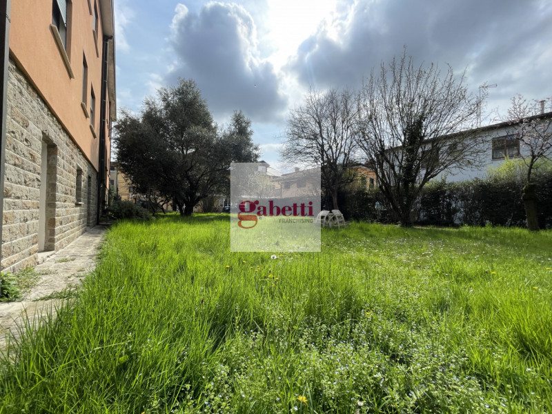 PALTANA vicinanze piscina in una vietta interna tranquilla palazzina di sole quattro unità propon...