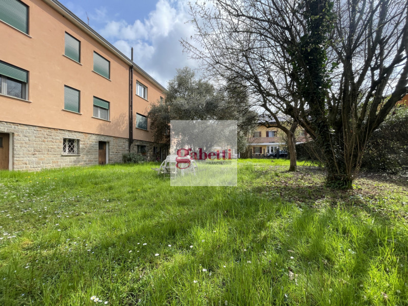 PALTANA vicinanze piscina in una vietta interna tranquilla palazzina di sole quattro unità propon...