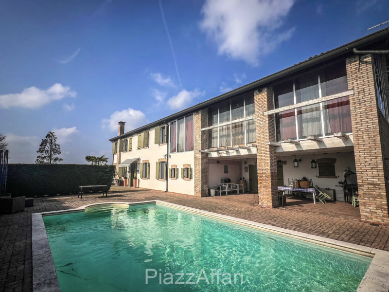 Particolare casa di campagna con piscina ed ampio giardino.

Volutamente non abbiamo ritenuto (co...