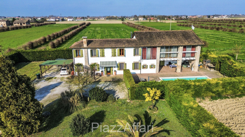 Particolare casa di campagna con piscina ed ampio giardino.

Volutamente non abbiamo ritenuto (co...