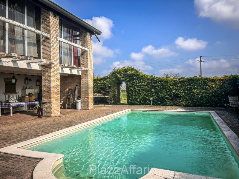 Particolare casa di campagna con piscina ed ampio giardino.

Volutamente non abbiamo ritenuto (co...