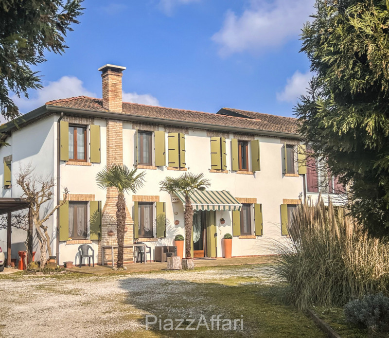 Particolare casa di campagna con piscina ed ampio giardino.

Volutamente non abbiamo ritenuto (co...