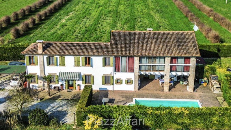 Particolare casa di campagna con piscina ed ampio giardino.

Volutamente non abbiamo ritenuto (co...