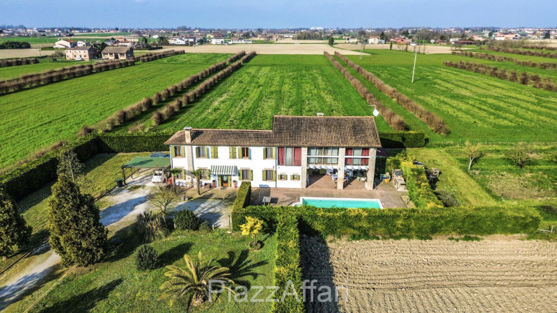 Particolare casa di campagna con piscina ed ampio giardino.

Volutamente non abbiamo ritenuto (co...