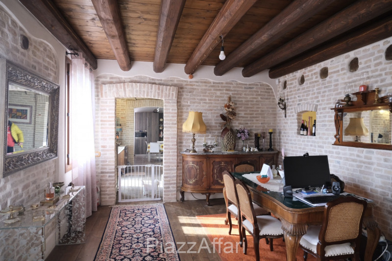 Particolare casa di campagna con piscina ed ampio giardino.

Volutamente non abbiamo ritenuto (co...