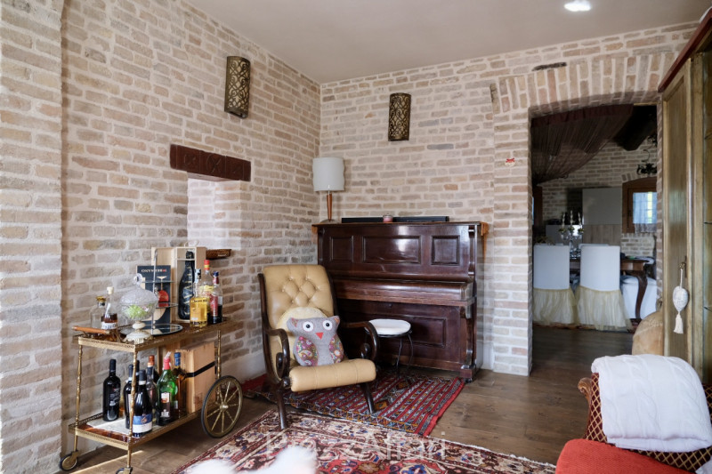 Particolare casa di campagna con piscina ed ampio giardino.

Volutamente non abbiamo ritenuto (co...