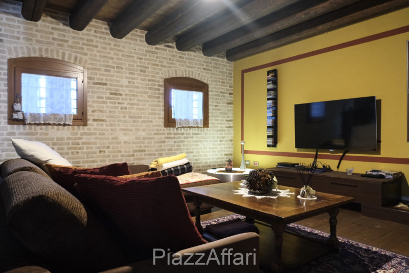 Particolare casa di campagna con piscina ed ampio giardino.

Volutamente non abbiamo ritenuto (co...