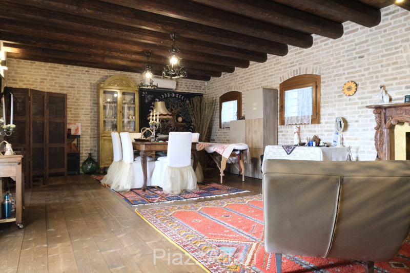 Particolare casa di campagna con piscina ed ampio giardino.

Volutamente non abbiamo ritenuto (co...