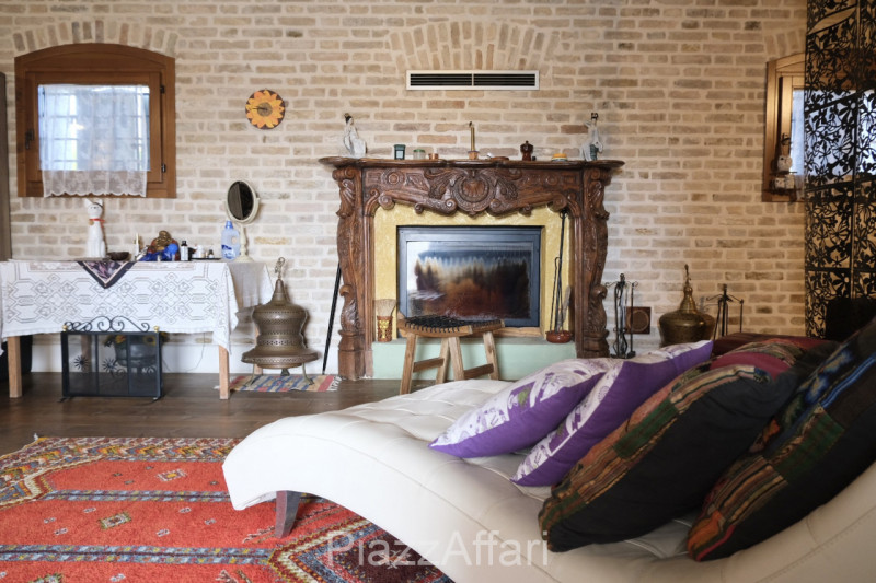 Particolare casa di campagna con piscina ed ampio giardino.

Volutamente non abbiamo ritenuto (co...