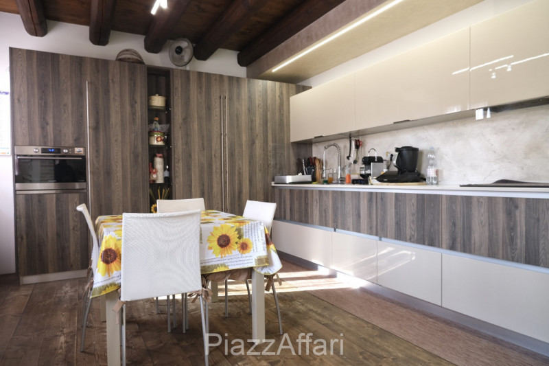 Particolare casa di campagna con piscina ed ampio giardino.

Volutamente non abbiamo ritenuto (co...