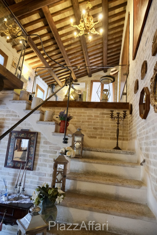 Particolare casa di campagna con piscina ed ampio giardino.

Volutamente non abbiamo ritenuto (co...