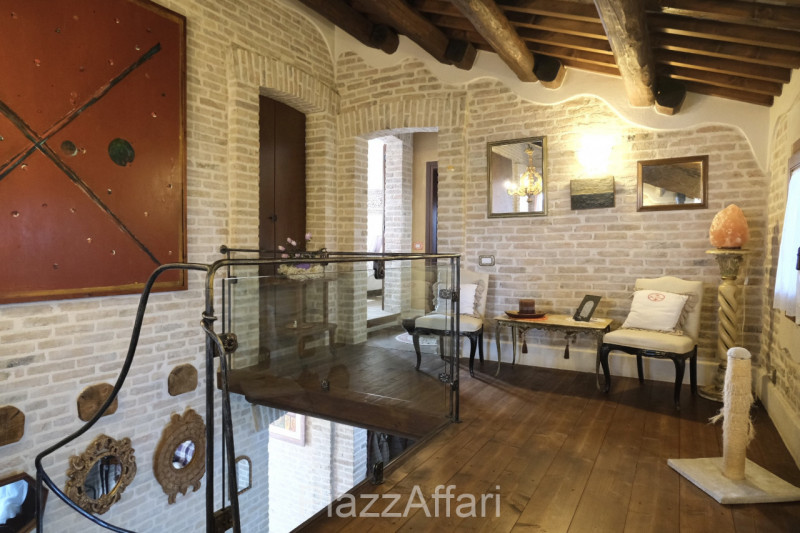 Particolare casa di campagna con piscina ed ampio giardino.

Volutamente non abbiamo ritenuto (co...