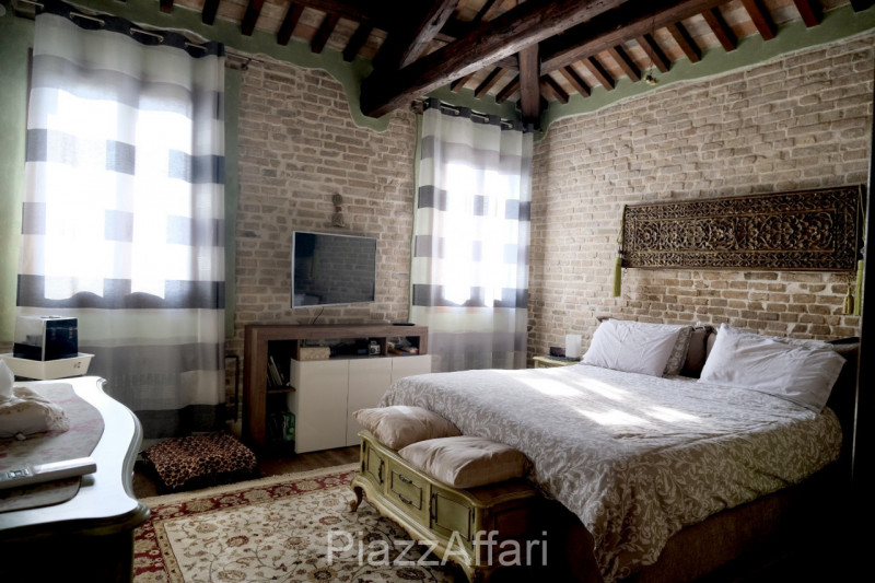 Particolare casa di campagna con piscina ed ampio giardino.

Volutamente non abbiamo ritenuto (co...