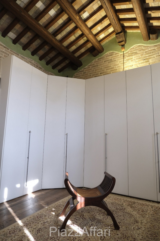 Particolare casa di campagna con piscina ed ampio giardino.

Volutamente non abbiamo ritenuto (co...