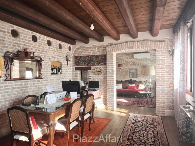 Particolare casa di campagna con piscina ed ampio giardino.

Volutamente non abbiamo ritenuto (co...