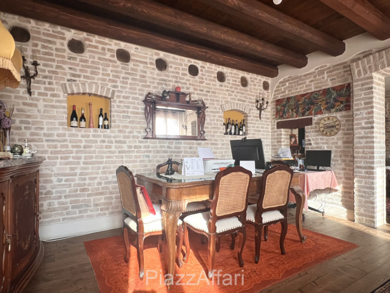 Particolare casa di campagna con piscina ed ampio giardino.

Volutamente non abbiamo ritenuto (co...