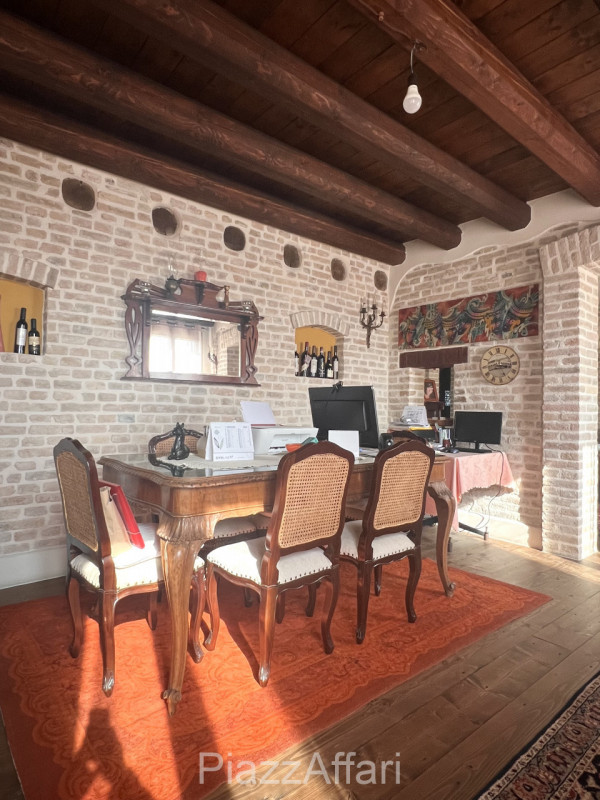 Particolare casa di campagna con piscina ed ampio giardino.

Volutamente non abbiamo ritenuto (co...