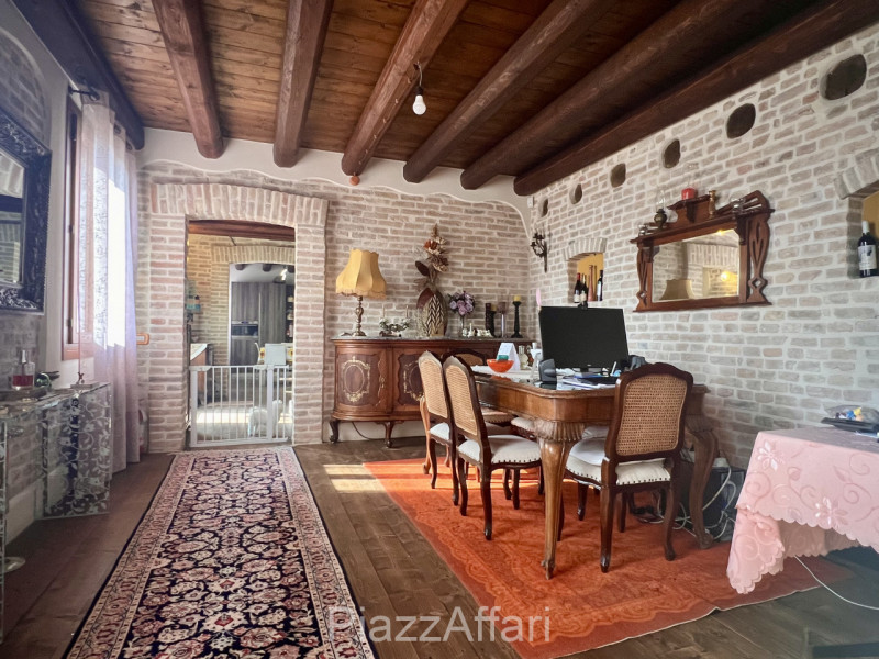 Particolare casa di campagna con piscina ed ampio giardino.

Volutamente non abbiamo ritenuto (co...