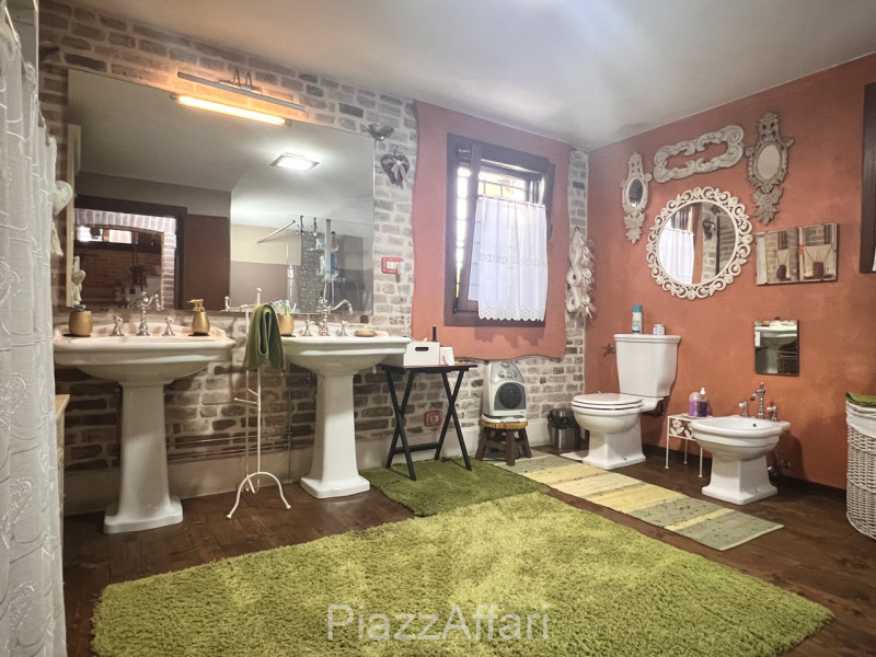 Particolare casa di campagna con piscina ed ampio giardino.

Volutamente non abbiamo ritenuto (co...