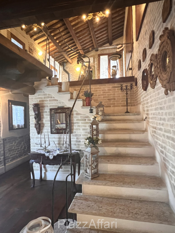 Particolare casa di campagna con piscina ed ampio giardino.

Volutamente non abbiamo ritenuto (co...