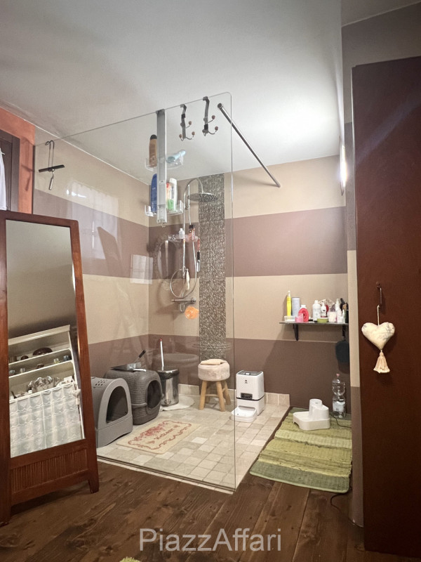 Particolare casa di campagna con piscina ed ampio giardino.

Volutamente non abbiamo ritenuto (co...