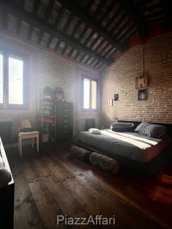 Particolare casa di campagna con piscina ed ampio giardino.

Volutamente non abbiamo ritenuto (co...