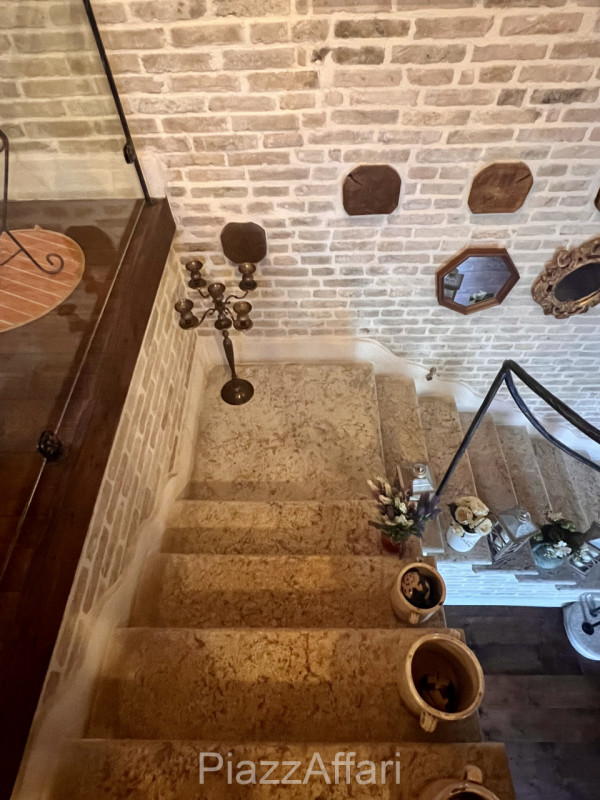 Particolare casa di campagna con piscina ed ampio giardino.

Volutamente non abbiamo ritenuto (co...