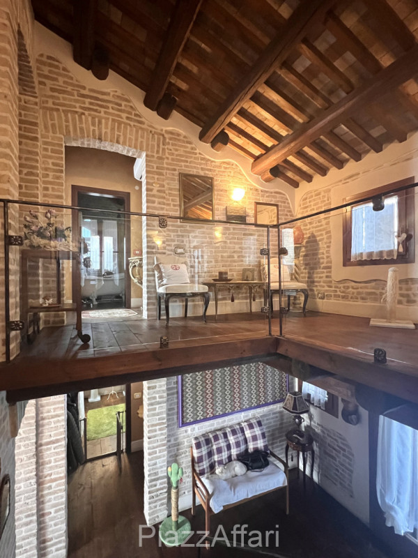 Particolare casa di campagna con piscina ed ampio giardino.

Volutamente non abbiamo ritenuto (co...