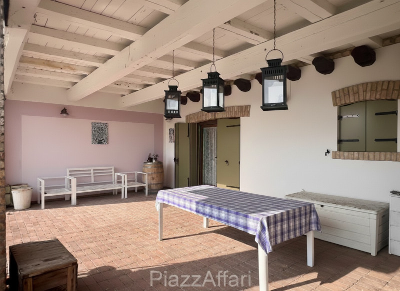 Particolare casa di campagna con piscina ed ampio giardino.

Volutamente non abbiamo ritenuto (co...