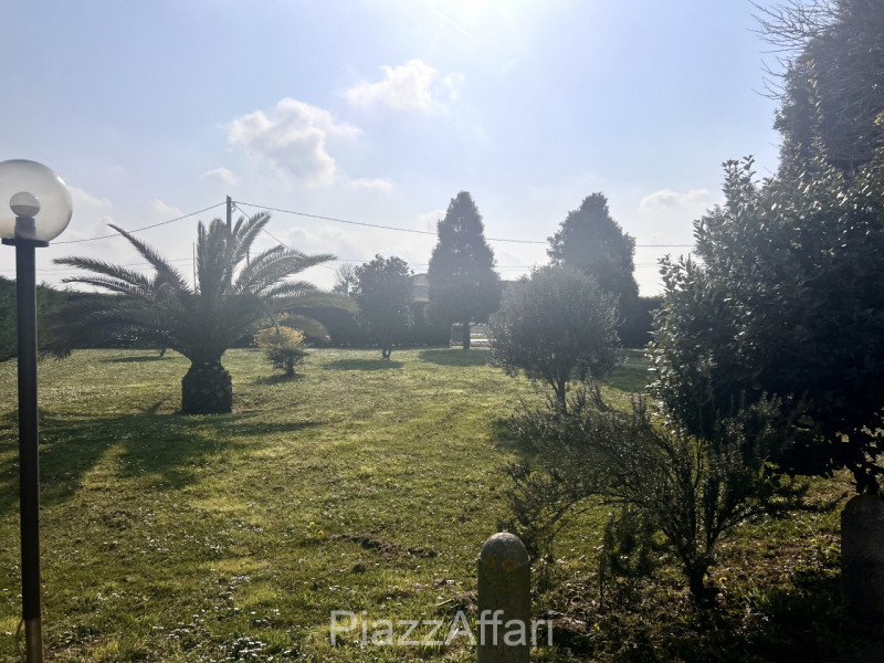 Particolare casa di campagna con piscina ed ampio giardino.

Volutamente non abbiamo ritenuto (co...