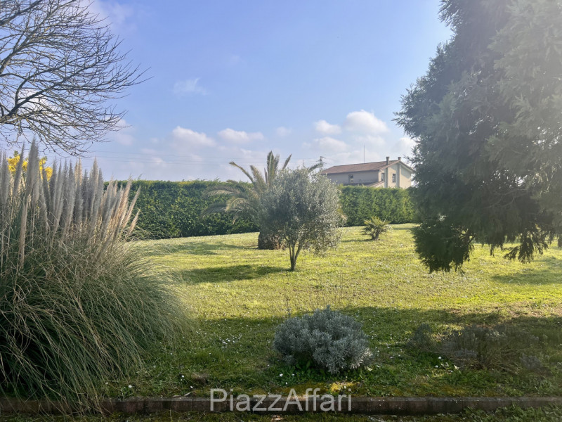 Particolare casa di campagna con piscina ed ampio giardino.

Volutamente non abbiamo ritenuto (co...