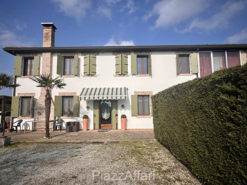 Particolare casa di campagna con piscina ed ampio giardino.

Volutamente non abbiamo ritenuto (co...