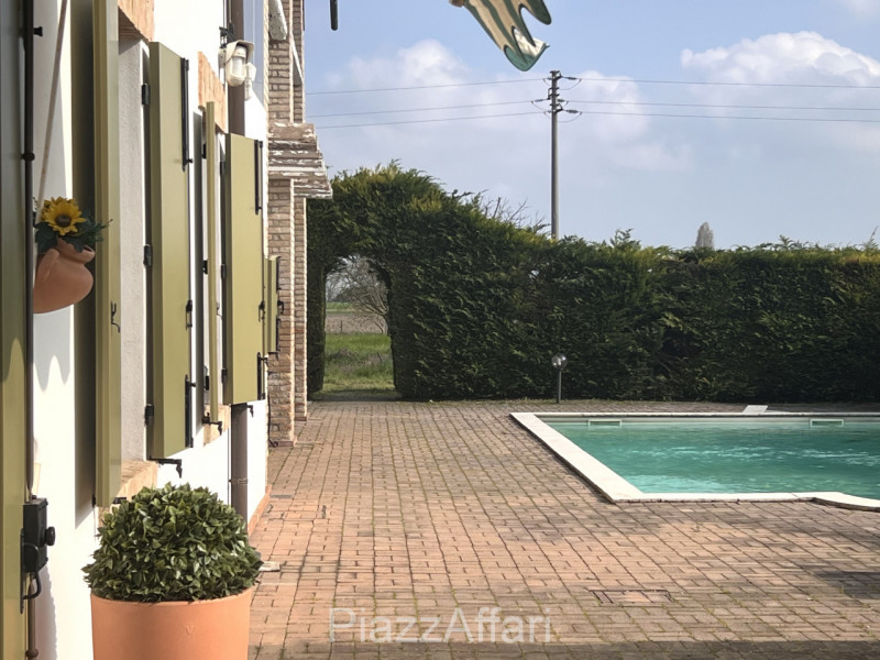 Particolare casa di campagna con piscina ed ampio giardino.

Volutamente non abbiamo ritenuto (co...