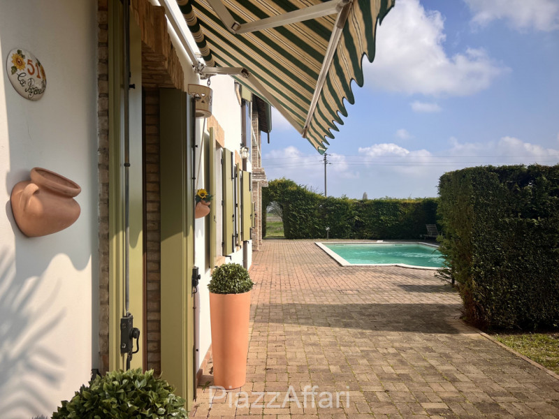 Particolare casa di campagna con piscina ed ampio giardino.

Volutamente non abbiamo ritenuto (co...