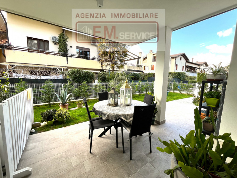 In pieno centro paese, ma in posizione riservata e lontana dal traffico, proponiamo in vendita sp...