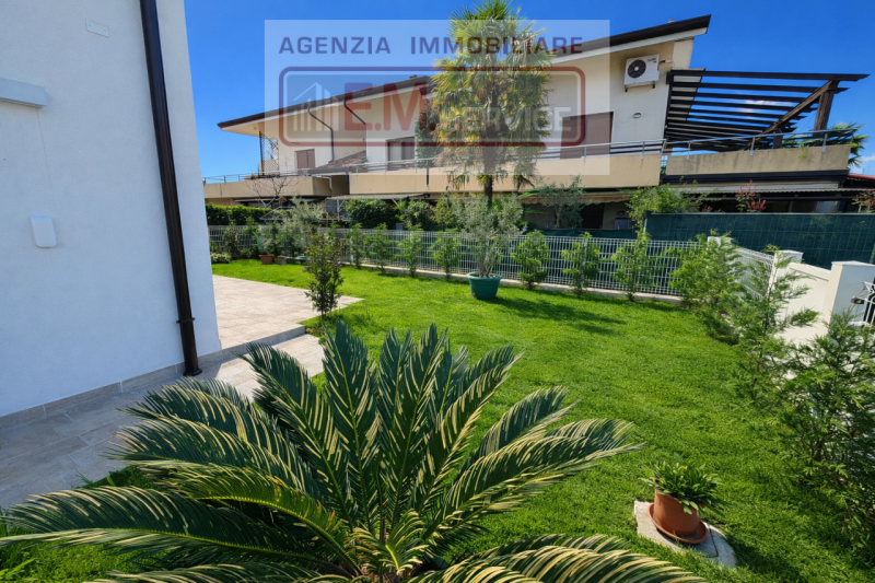 In pieno centro paese, ma in posizione riservata e lontana dal traffico, proponiamo in vendita sp...