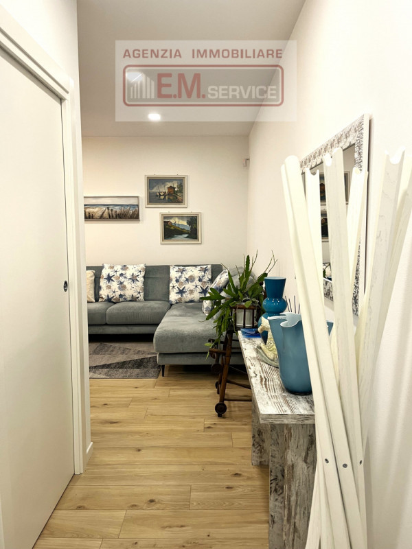 In pieno centro paese, ma in posizione riservata e lontana dal traffico, proponiamo in vendita sp...