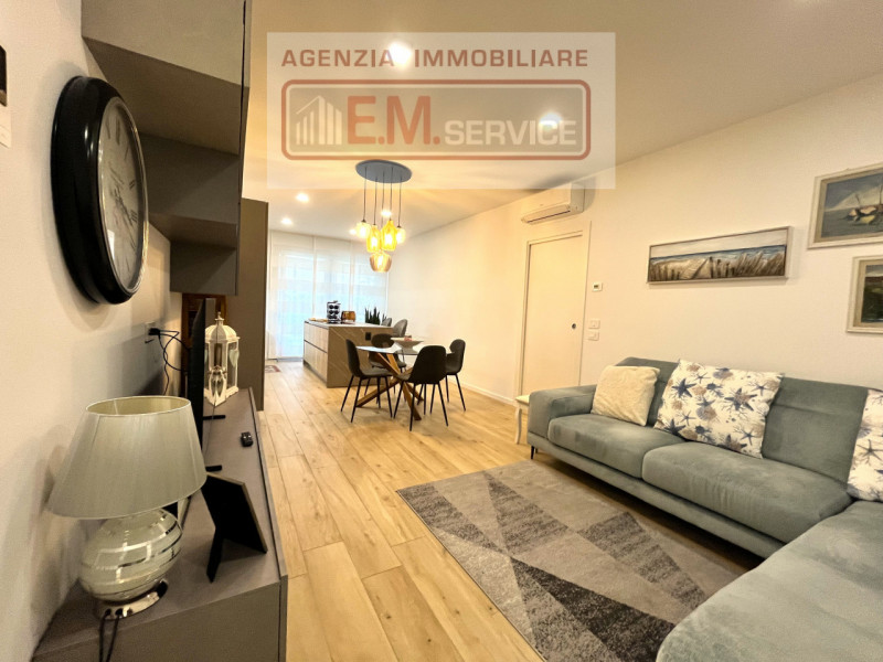 In pieno centro paese, ma in posizione riservata e lontana dal traffico, proponiamo in vendita sp...