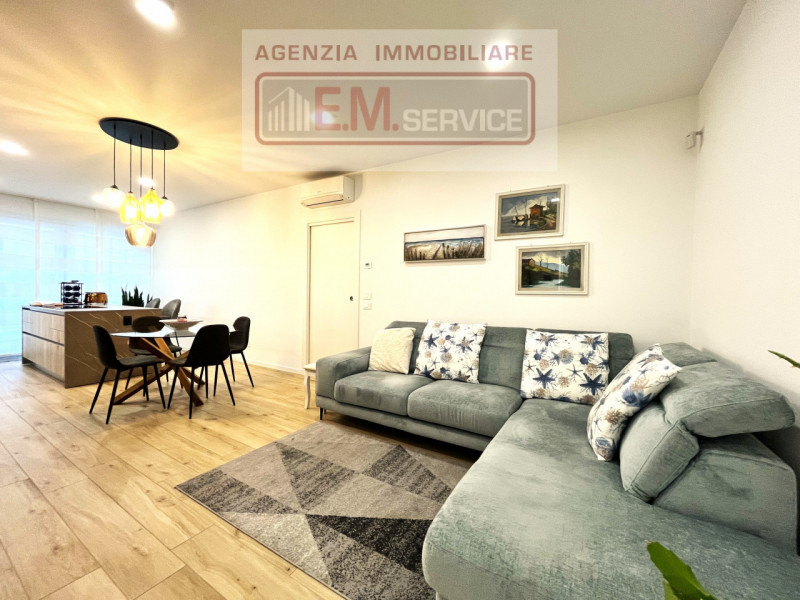 In pieno centro paese, ma in posizione riservata e lontana dal traffico, proponiamo in vendita sp...