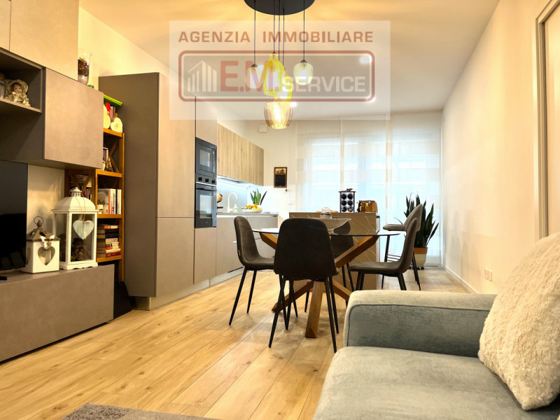 In pieno centro paese, ma in posizione riservata e lontana dal traffico, proponiamo in vendita sp...